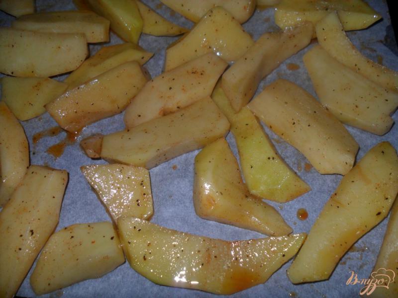 Фото приготовление рецепта: Запеченные картофельные дольки шаг №4