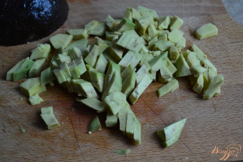 Фото приготовление рецепта: Салат с крупой, авокадо и клубникой шаг №3