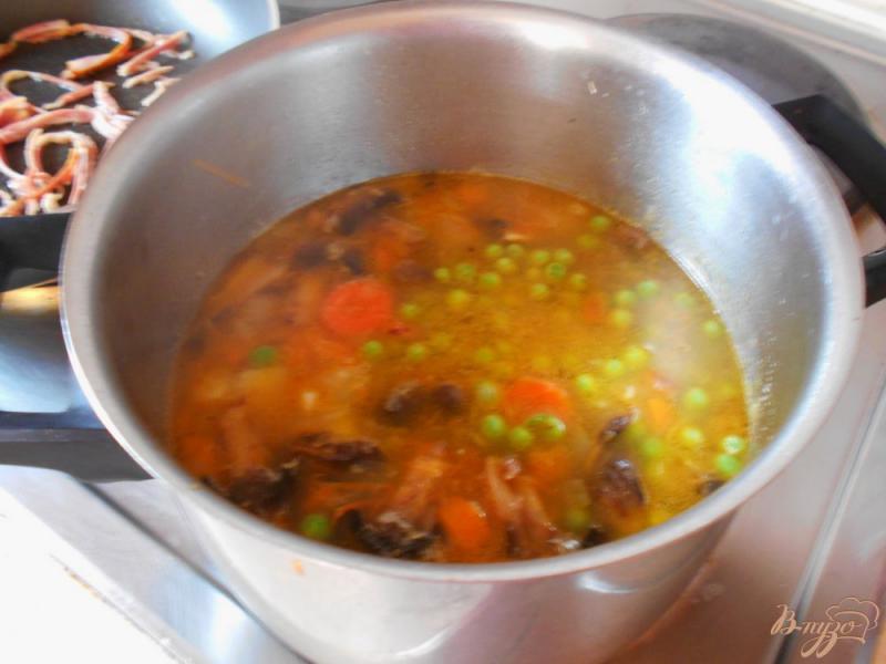 Фото приготовление рецепта: Суп с овсяными хлопьями и зеленым горошком шаг №4