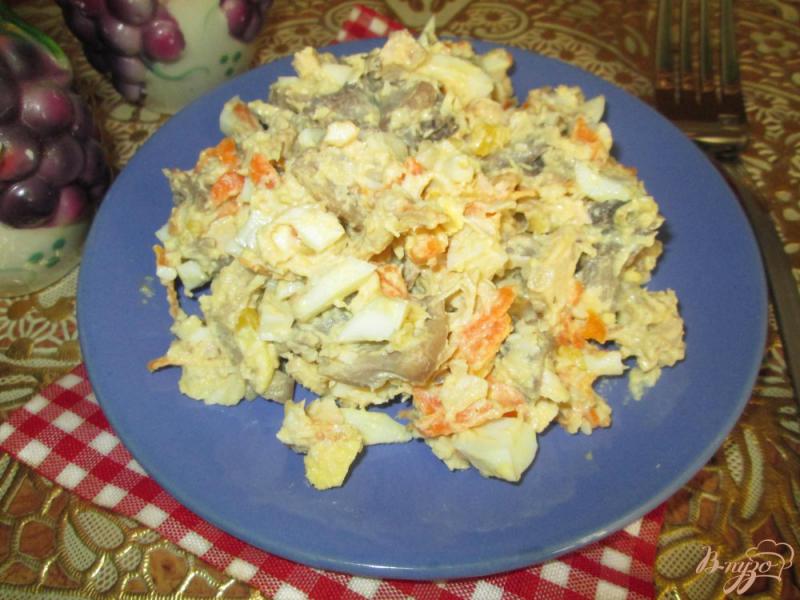 Фото приготовление рецепта: Салат с курицей и шампиньонами шаг №7