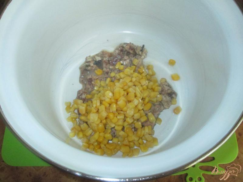 Фото приготовление рецепта: Салат с сардинами и яйцом шаг №5