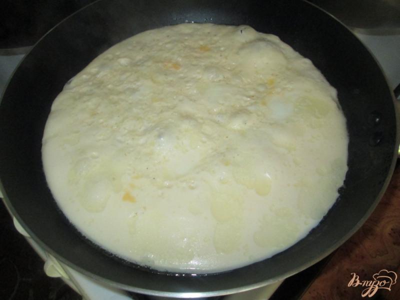 Фото приготовление рецепта: Салат с сардинами и яйцом шаг №2