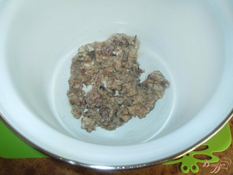 Фото приготовление рецепта: Салат с сардинами и яйцом шаг №4
