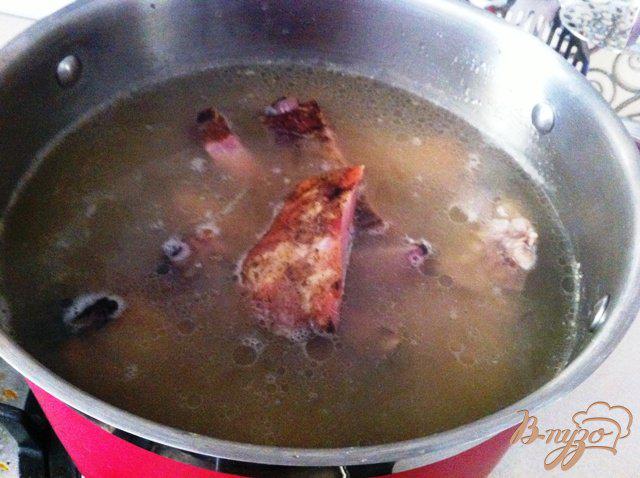 Фото приготовление рецепта: Гороховый суп с копчеными ребрышками шаг №5