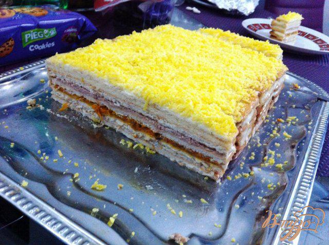 Фото приготовление рецепта: Закусочный торт с тунцом шаг №9