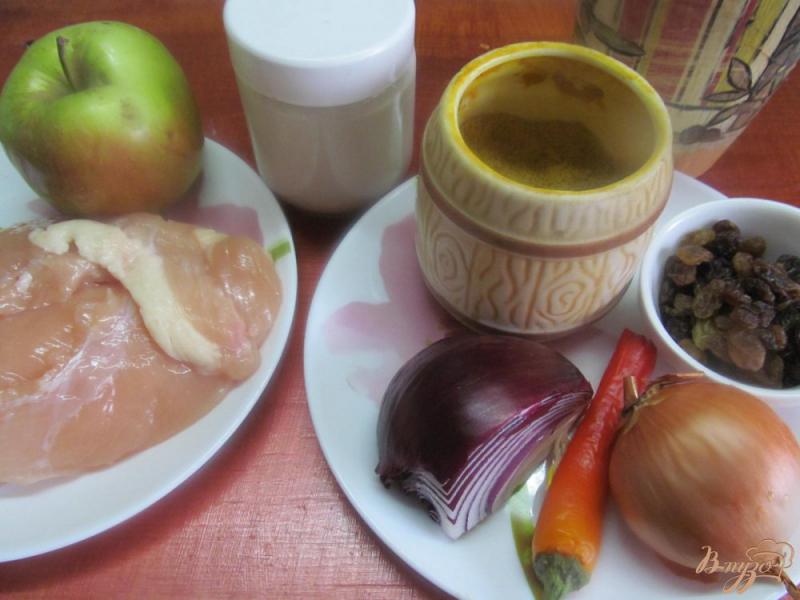 Фото приготовление рецепта: Теплый салат с курицей яблоком и изюмом шаг №1