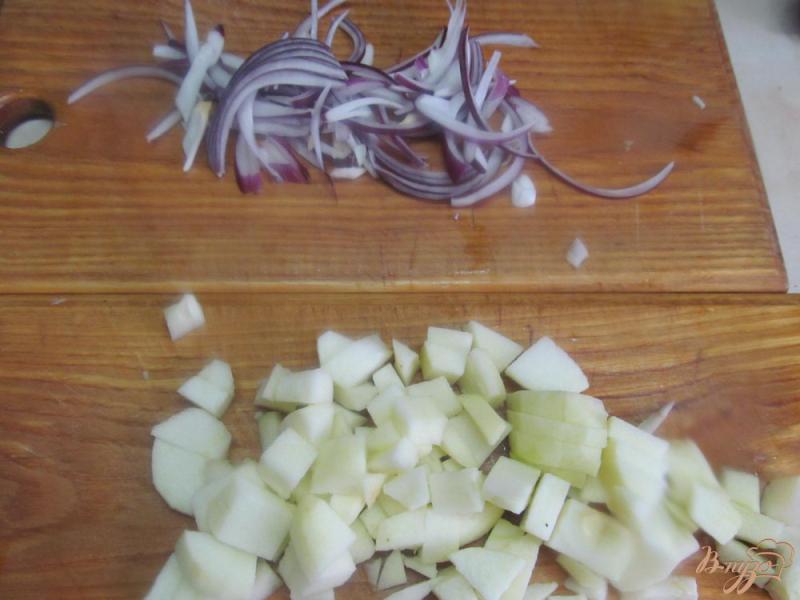 Фото приготовление рецепта: Теплый салат с курицей яблоком и изюмом шаг №4