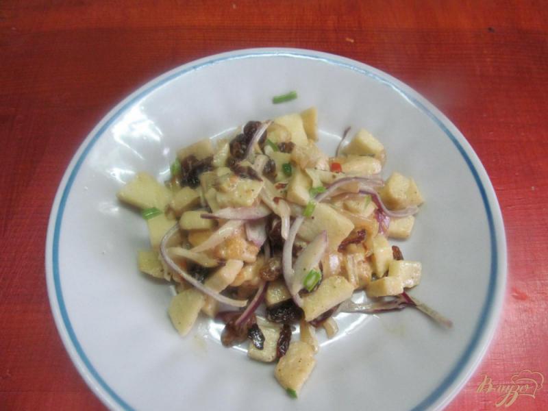 Фото приготовление рецепта: Теплый салат с курицей яблоком и изюмом шаг №6