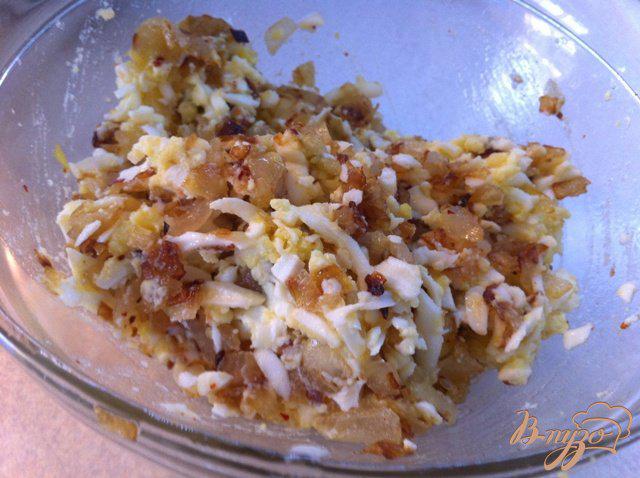 Фото приготовление рецепта: Зразы с яйцом и луком в томатном соусе шаг №5
