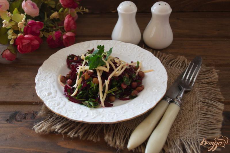 Фото приготовление рецепта: Свекольный салат с сыром без майонеза шаг №6