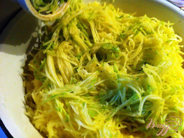 Фото приготовление рецепта: Картофельно-кабачковые оладьи шаг №3