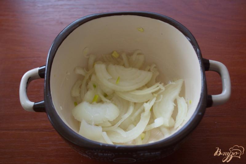 Фото приготовление рецепта: Минтай под сметаной и сыром в духовке шаг №2