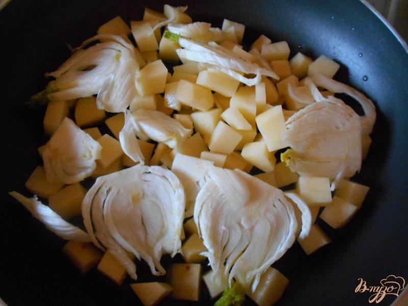 Фото приготовление рецепта: Рыба-гриль с теплым салатом из редиса, фенхеля и рукколы. шаг №5