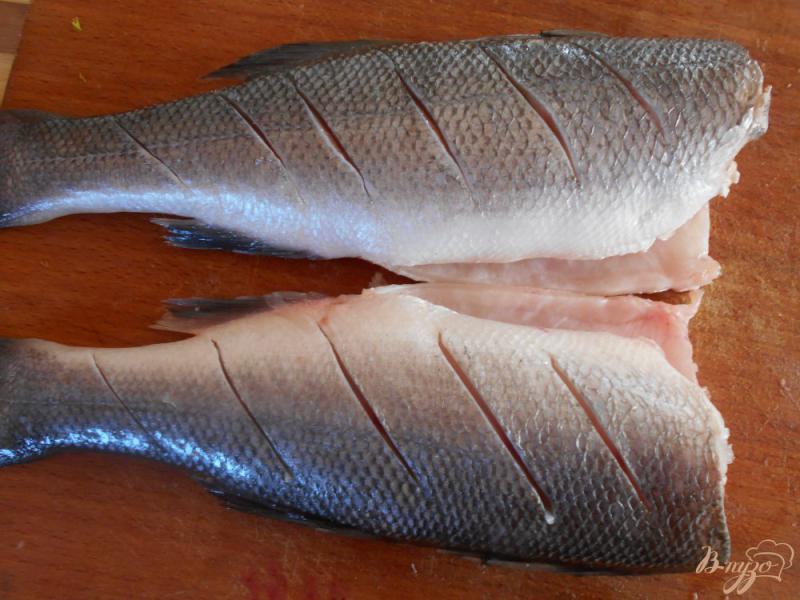 Фото приготовление рецепта: Рыба-гриль с теплым салатом из редиса, фенхеля и рукколы. шаг №2