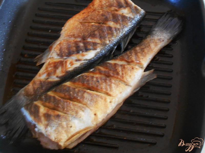Фото приготовление рецепта: Рыба-гриль с теплым салатом из редиса, фенхеля и рукколы. шаг №4