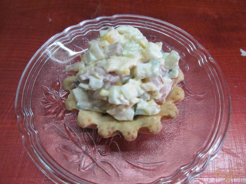 Фото приготовление рецепта: Тарталетки из песочного теста с салатом шаг №8