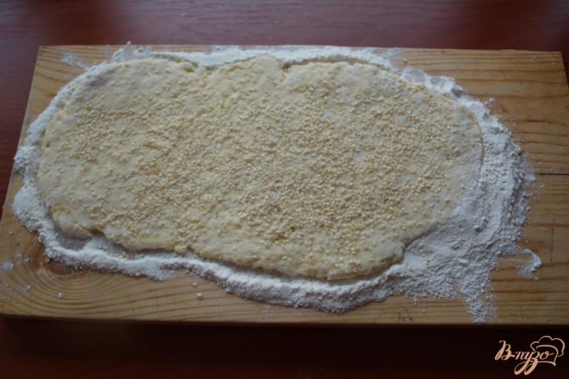 Фото приготовление рецепта: Печенье на сметане, с посыпкой кунжута шаг №4