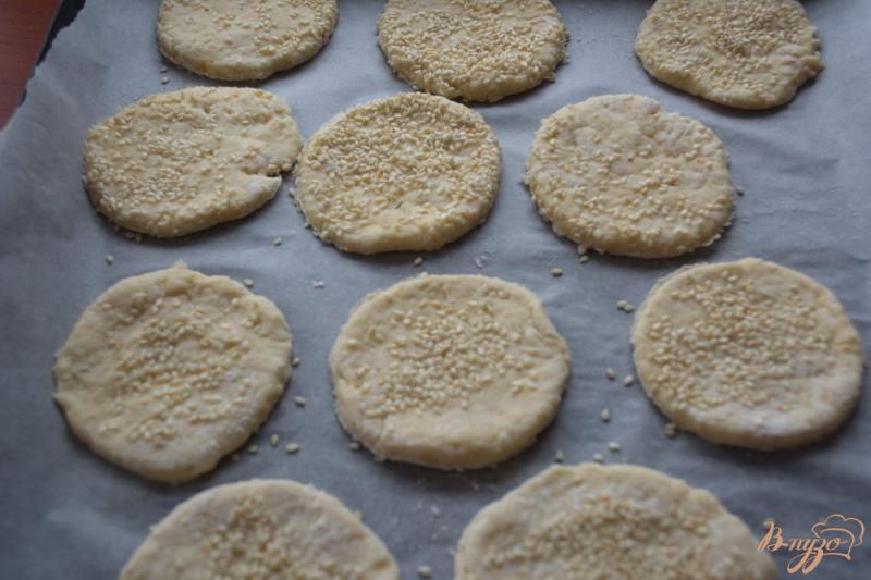 Фото приготовление рецепта: Печенье на сметане, с посыпкой кунжута шаг №5