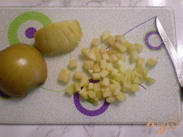 Фото приготовление рецепта: Молочная овсянка с яблоком шаг №4