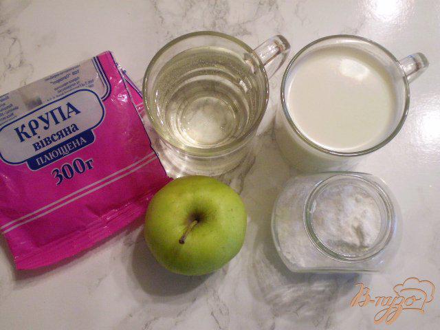 Фото приготовление рецепта: Молочная овсянка с яблоком шаг №1