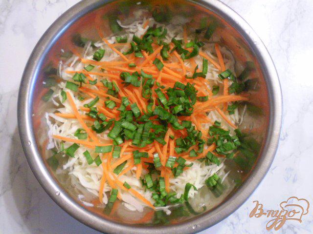 Фото приготовление рецепта: Салат с листьями чеснока шаг №4