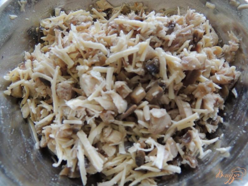Фото приготовление рецепта: Треуголки блинные с курино-грибной начинкой и соусом шаг №3