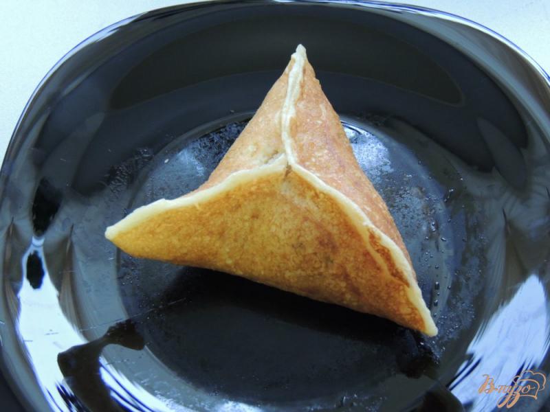 Фото приготовление рецепта: Треуголки блинные с курино-грибной начинкой и соусом шаг №6