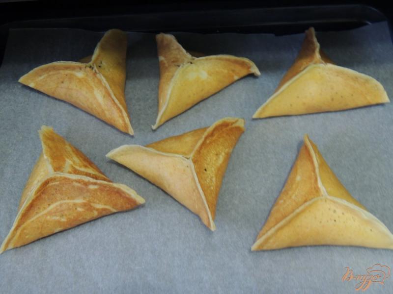 Фото приготовление рецепта: Треуголки блинные с курино-грибной начинкой и соусом шаг №7