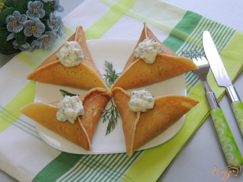 Фото приготовление рецепта: Треуголки блинные с курино-грибной начинкой и соусом шаг №9
