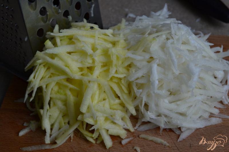 Фото приготовление рецепта: Капустный салат с черной редькой и яблоком шаг №3