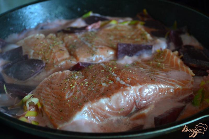 Фото приготовление рецепта: Филе лосося со свеклой и пореем шаг №4