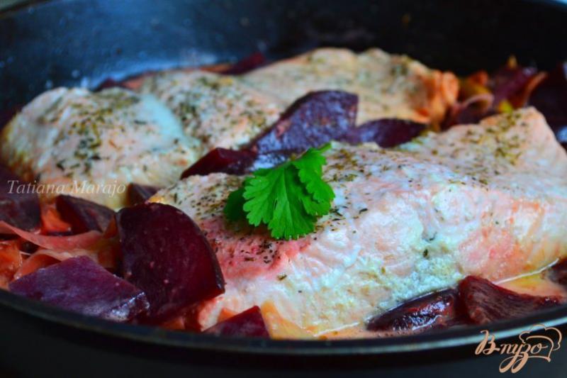 Фото приготовление рецепта: Филе лосося со свеклой и пореем шаг №5