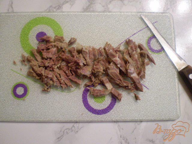 Фото приготовление рецепта: Мясной салат с ламинарией шаг №3