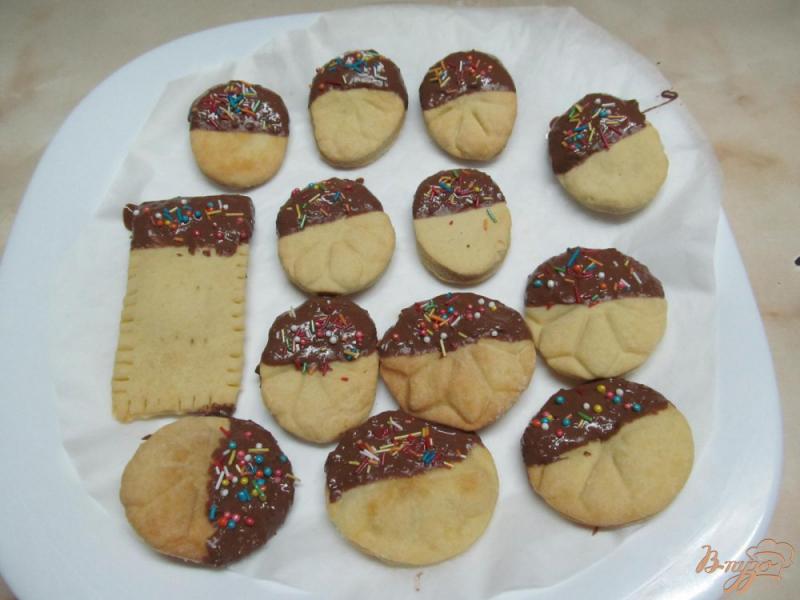 Фото приготовление рецепта: Печенье с шоколадной глазури шаг №8