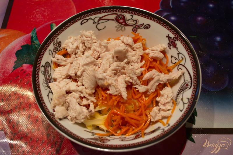 Фото приготовление рецепта: Салат с фасолью и курицей шаг №4