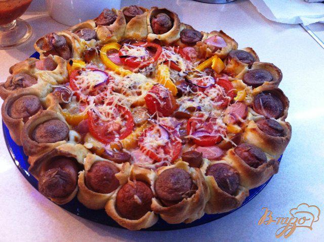Фото приготовление рецепта: Пицца по деревенски с сосисками шаг №7