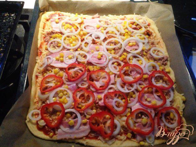 Фото приготовление рецепта: Пицца с тунцом и кукурузой. шаг №7