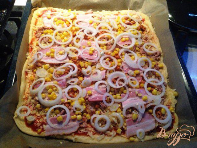 Фото приготовление рецепта: Пицца с тунцом и кукурузой. шаг №6