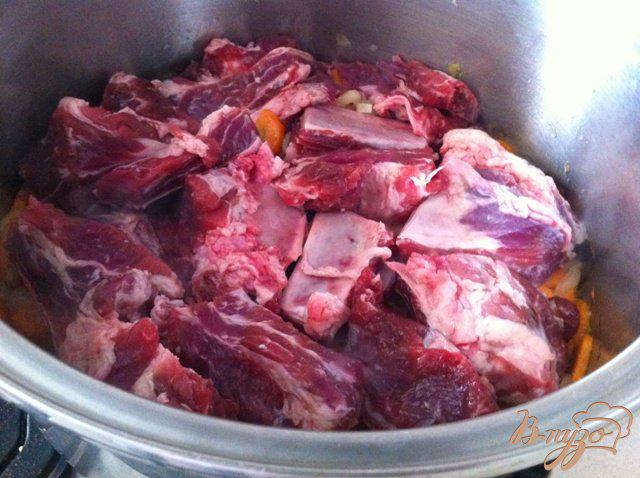 Фото приготовление рецепта: Ребрышки свиные с картофелем шаг №4
