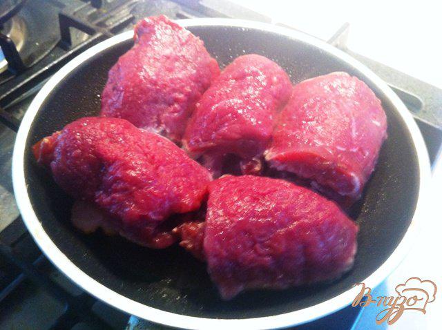 Фото приготовление рецепта: Рулетики из говядины с черносливом. шаг №7