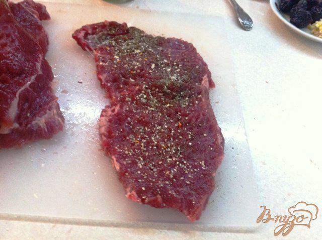 Фото приготовление рецепта: Рулетики из говядины с черносливом. шаг №3