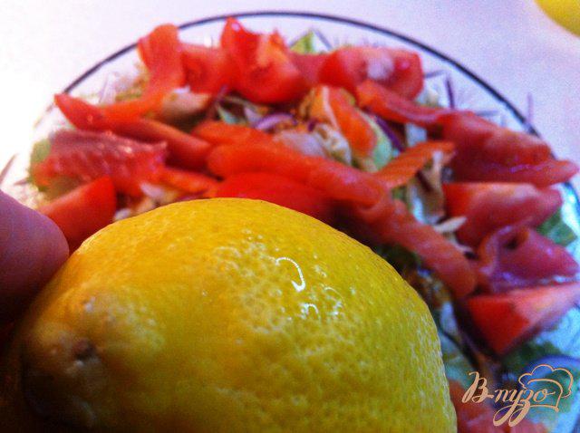 Фото приготовление рецепта: Салат овощной с подкопченной форелью шаг №10