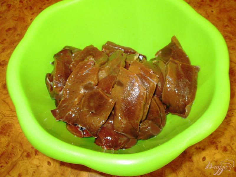 Фото приготовление рецепта: Печень в сметанно-чесночном соусе шаг №1