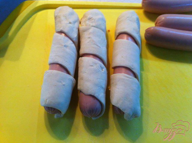 Фото приготовление рецепта: Сосиски в слоеном тесте с сыром шаг №3
