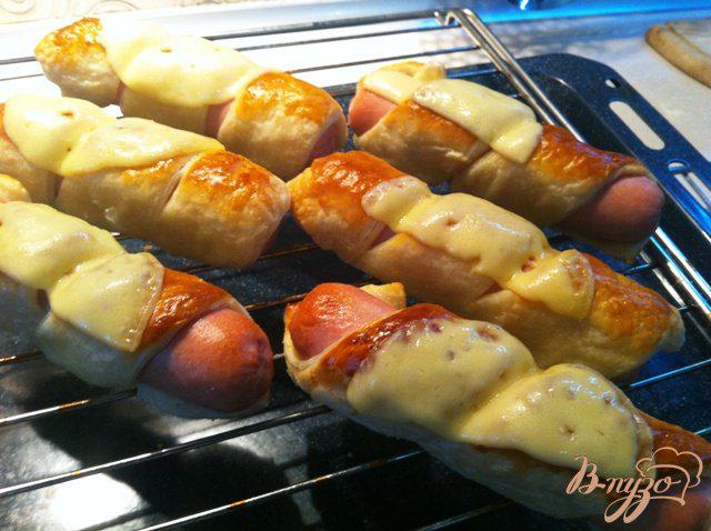 Фото приготовление рецепта: Сосиски в слоеном тесте с сыром шаг №6