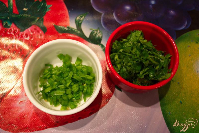 Фото приготовление рецепта: Зимний салат с изюмом шаг №4