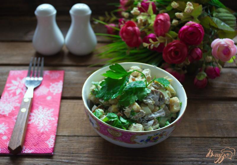 Фото приготовление рецепта: Зимний салат с изюмом шаг №6