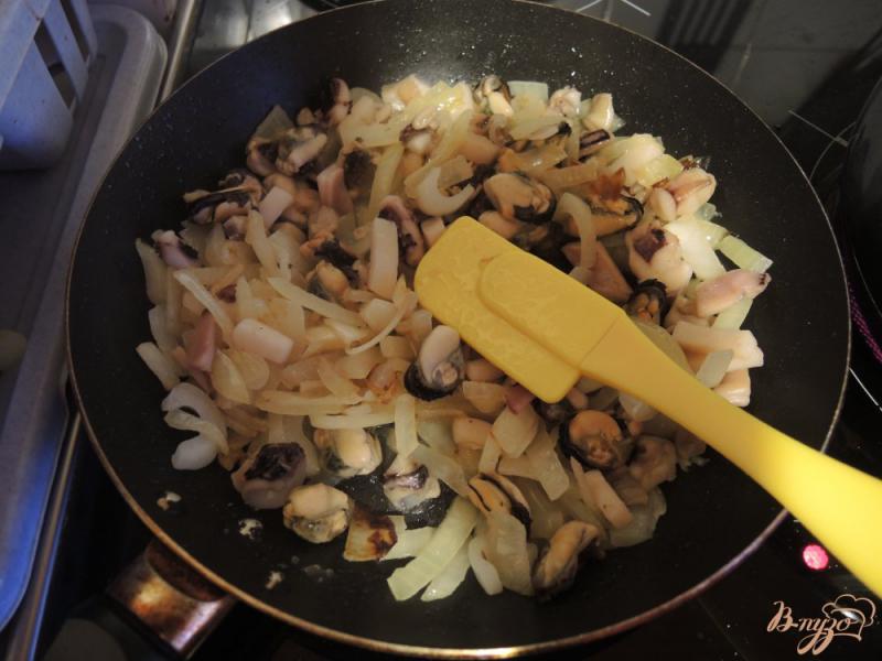 Фото приготовление рецепта: Томатный суп с морепродуктами и рисом шаг №8