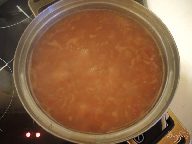 Фото приготовление рецепта: Томатный суп с морепродуктами и рисом шаг №10