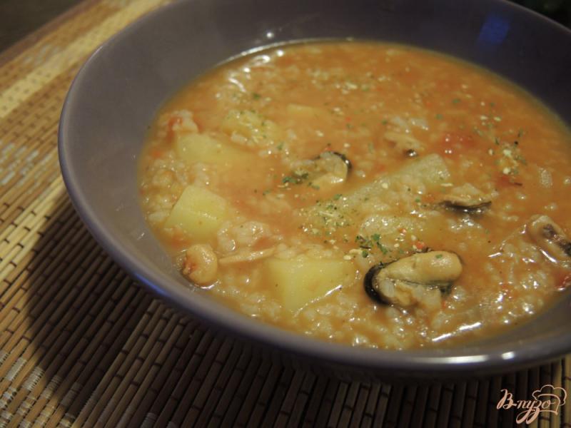 Фото приготовление рецепта: Томатный суп с морепродуктами и рисом шаг №11